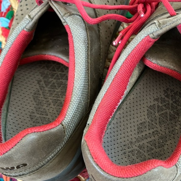 Lowa Gore-Tex Leather Taupe Gray and Red Shoes - Picture 4 of 7